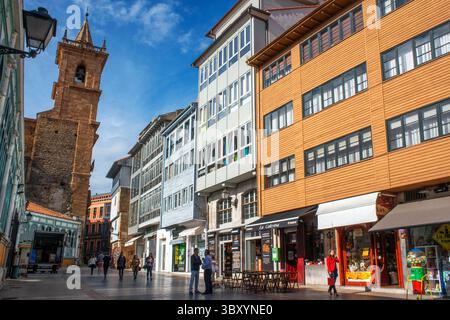 15 juin 2016, Espagne : rue Fierro et église San Isidoro el Real dans le centre d'Oviedo, Asturies, Espagne (crédit image : © Sergi Reboredo/ZUMA Press Wire) Banque D'Images