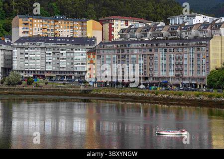 17 juin 2016, Espagne : vue sur le village de Viveiro et l'estuaire de Viveiro et les maisons d'habitation. Lugo, Galice, Espagne. (Crédit image : © Sergi Reboredo/ZUMA Press Wire) Banque D'Images