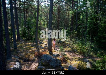 10 août 2018, Turku, Turku, Finlande : forêt naturelle sauvage près du labyrinthe de pierre de Jungfrudansen à Finby près de Nagu piste de l'archipel Finlande Sud-Ouest de la Finlande archipel Turku. Promenade dans la nature à un labyrinthe de gazon connu comme un â€œvirgin danceâ€ . Ceci fait partie de St Olav Waterway, un nouveau chemin de randonnée longue distance pour pèlerins de Turku à Trondheim en Norvège. Trondheim était le Saint-Jacques-de-Compostelle nordique au moyen âge. (Crédit image : © Sergi Reboredo/ZUMA Press Wire) Banque D'Images