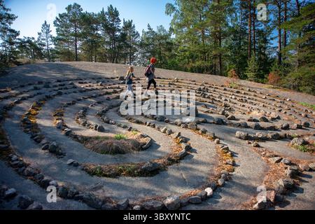 10 août 2018, Turku, Turku, Finlande : le labyrinthe de pierre de Jungfrudansen à Finby près de Nagu archipel de la Finlande Sud-Ouest Finlande archipel Turku. Promenade dans la nature à un labyrinthe de gazon connu comme un â€œvirgin danceâ€ . Ceci fait partie de St Olav Waterway, un nouveau chemin de randonnée longue distance pour pèlerins de Turku à Trondheim en Norvège. Trondheim était le Saint-Jacques-de-Compostelle nordique au moyen âge. (Crédit image : © Sergi Reboredo/ZUMA Press Wire) Banque D'Images