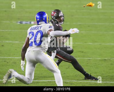 23 novembre 2020, Tampa, FL, États-Unis : dans cette photo de dossier, Mike Evans (13), receveur large des Buccaneers de Tampa Bay, fait une capture et prend une pénalité d'interférence de passe défensive contre le cornerback des Rams de Los Angeles Jalen Ramsey (20) au Raymond James Stadium le 23 novembre 2020, à Tampa, Floride. Les Rams et les Buccaneers s'affrontent dans la ronde divisionnaire de 2022 le dimanche 23 janvier 2022. (Crédit image : © Dirk Shadd/Tampa Bay Times/TNS via ZUMA Press Wire) Banque D'Images