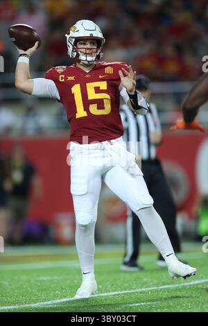 29 décembre 2021, Orlando, Floride, États-Unis : Cheez-It Bowl - 29 décembre 2021 : le quarterback des cyclones de l'Iowa State Brock Purdy (15 ans) fait une passe pendant le match entre les Tigers de Clemson et les cyclones de l'Iowa State au Camping World Stadium, Orlando, Floride. (Crédit image : © Peter Joneleit/ZUMA Press Wire) Banque D'Images