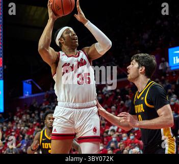 19 janvier 2022, Piscataway, New Jersey, États-Unis : Ralph Gonzales-Agee (35), attaquent l'attaquant des Hawkeyes de l'Iowa Filip Rebraca (0) pendant la première mi-temps entre les Hawkeyes de l'Iowa et les Rutgers Scarlet Knights au Jersey Mikes Arena de Piscataway, New Jersey. Rutgers bat l'Iowa 48-46. Duncan Williams/CSM(image de crédit : &copy ; Duncan Williams/CSM via ZUMA Wire) Banque D'Images
