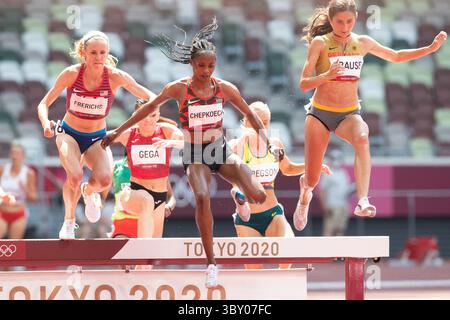 01 août 2021 : Courtney Frerichs des États-Unis, Beatrice Chepkoech du Kenya et Gesa Felicitas Krause d'Allemagne participent aux manches du 3000 m Steeplechase féminin lors de la compétition d'athlétisme au stade olympique de Tokyo, au Japon. Daniel Lea/CSM}(image de crédit : &copy ; Daniel Lea/CSM via ZUMA Wire) Banque D'Images