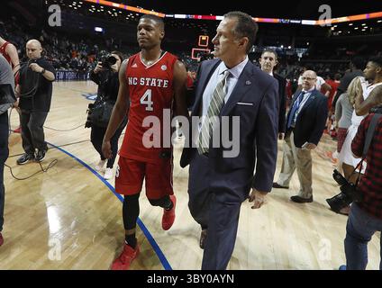 20 décembre 2021, New York, NY, États-Unis : dans cette photo, l'entraîneur-chef de l'État de Caroline du Nord Mark Gottfried quitte le sol avec Dennis Smith Jr. (4) après une défaite de 75-61 contre Clemson au premier tour du tournoi ACC au Barclays Center à Brooklyn, New York, le 7 mars 2017. (Crédit image : © Ethan Hyman/Raleigh News & observer/TNS via ZUMA Press Wire) Banque D'Images