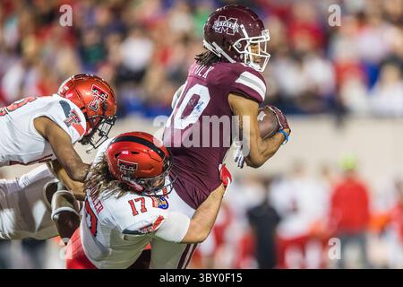 28 décembre 2021 : Makai Polk (10 ans), receveur des Bulldogs du Mississippi State, est attaqué par Colin (17 ans), linebacker des Red Raiders du Texas Tech, lors du 63e AutoZone Liberty Bowl entre les Bulldogs du Mississippi et les Red Raiders du Texas Tech au Liberty Bowl Memorial Stadium de Memphis, Tennessee. Prentice C. James/CSM(image de crédit : &copy ; Prentice C. James/CSM via ZUMA Wire) Banque D'Images