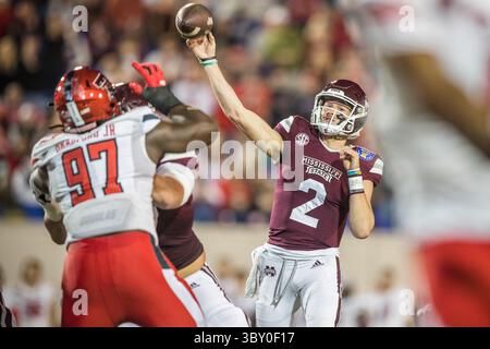 28 décembre 2021 : le quarterback des Mississippi State Bulldogs Will Rogers (2) lance une passe lors du 63e AutoZone Liberty Bowl entre les Mississippi State Bulldogs et les Texas Tech Red Raiders au Liberty Bowl Memorial Stadium à Memphis, Tennessee. Prentice C. James/CSM(image de crédit : &copy ; Prentice C. James/CSM via ZUMA Wire) Banque D'Images