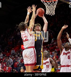 19 janvier 2022, Piscataway, New Jersey, États-Unis : le garde des Rutgers Scarlet Knights Caleb McConnell (22 ans) tente de défendre l'attaquant des Hawkeyes de l'Iowa Filip Rebraca (0 ans) dans la deuxième mi-temps entre les Hawkeyes de l'Iowa et les Rutgers Scarlet Knights à Jersey Mikes Arena à Piscataway, New Jersey. Rutgers bat l'Iowa 48-46. Duncan Williams/CSM(image de crédit : &copy ; Duncan Williams/CSM via ZUMA Wire) Banque D'Images