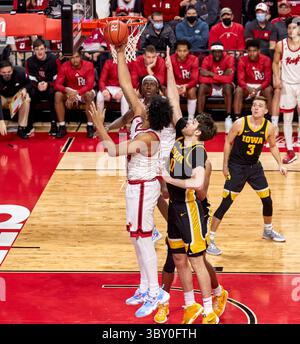 19 janvier 2022, Piscataway, New Jersey, États-Unis : L'attaquant des Rutgers Scarlet Knights Ron Harper Jr. (24 ans) marque un panier alors que l'attaquant des Hawkeyes de l'Iowa Filip Rebraca (0 ans) tente de défendre pendant la seconde mi-temps entre les Hawkeyes de l'Iowa et les Rutgers Scarlet Knights à Jersey Mikes Arena à Piscataway, New Jersey. Rutgers bat l'Iowa 48-46. Duncan Williams/CSM(image de crédit : &copy ; Duncan Williams/CSM via ZUMA Wire) Banque D'Images