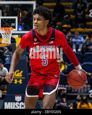 23 janvier 2022 Berkeley, CA États-Unis le garde de l'Arizona Justin Kier (5 ans) amène le ballon sur le terrain lors du match de basket-ball masculin de la NCAA entre les Wildcats de l'Arizona et les Golden Bears de Californie. Les Wildcats ont battu la Californie 96-71 au Hass Pavilion Berkeley Calif. Thurman James / CSM(image de crédit : &copy ; Thurman James/CSM via ZUMA Wire) Banque D'Images