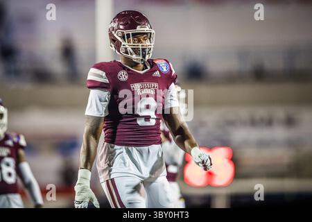 28 décembre 2021 : L'extrémité défensive des Bulldogs du Mississippi State de'Monte Russell (9 ans) se prépare pour l'action lors du 63e AutoZone Liberty Bowl entre les Bulldogs du Mississippi State et les Red Raiders du Texas Tech au Liberty Bowl Memorial Stadium de Memphis, Tennessee. Texas Tech bat Mississippi State 34-7. Prentice C. James/CSM(image de crédit : &copy ; Prentice C. James/CSM via ZUMA Wire) Banque D'Images