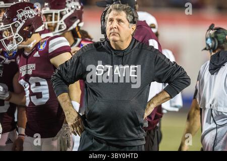 28 décembre 2021 : Mike Leach, entraîneur-chef des Mississippi State Bulldogs, jette un coup d'œil au tableau de bord lors du 63e AutoZone Liberty Bowl entre les Mississippi State Bulldogs et les Texas Tech Red Raiders au Liberty Bowl Memorial Stadium à Memphis, Tennessee. Texas Tech bat Mississippi State 34-7. Prentice C. James/CSM(image de crédit : &copy ; Prentice C. James/CSM via ZUMA Wire) Banque D'Images