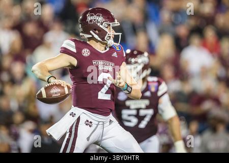 28 décembre 2021 : le quarterback des Mississippi State Bulldogs Will Rogers (2) revient pour une tentative de passe lors du 63e AutoZone Liberty Bowl entre les Mississippi State Bulldogs et les Texas Tech Red Raiders au Liberty Bowl Memorial Stadium à Memphis, Tennessee. Texas Tech bat Mississippi State 34-7. Prentice C. James/CSM(image de crédit : &copy ; Prentice C. James/CSM via ZUMA Wire) Banque D'Images