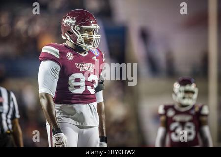 28 décembre 2021 : le combat défensif des Bulldogs du Mississippi State Cameron Young (93) se prépare pour l'action lors du 63e AutoZone Liberty Bowl entre les Bulldogs du Mississippi State et les Red Raiders du Texas Tech au Liberty Bowl Memorial Stadium de Memphis, Tennessee. Texas Tech bat Mississippi State 34-7. Prentice C. James/CSM(image de crédit : &copy ; Prentice C. James/CSM via ZUMA Wire) Banque D'Images