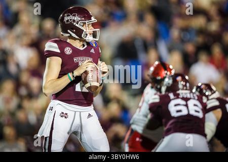 28 décembre 2021 : le quarterback des Mississippi State Bulldogs Will Rogers (2) revient pour une tentative de passe lors du 63e AutoZone Liberty Bowl entre les Mississippi State Bulldogs et les Texas Tech Red Raiders au Liberty Bowl Memorial Stadium à Memphis, Tennessee. Texas Tech bat Mississippi State 34-7. Prentice C. James/CSM(image de crédit : &copy ; Prentice C. James/CSM via ZUMA Wire) Banque D'Images
