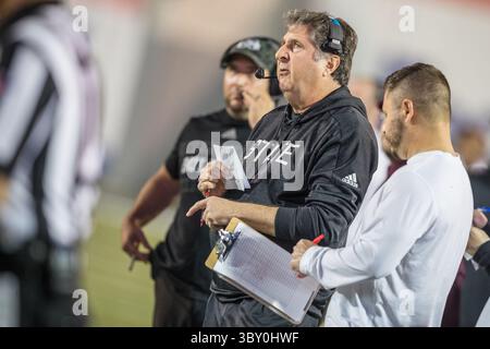 28 décembre 2021 : Mike Leach, entraîneur-chef des Mississippi State Bulldogs, appelle un match lors du 63e AutoZone Liberty Bowl entre les Mississippi State Bulldogs et les Texas Tech Red Raiders au Liberty Bowl Memorial Stadium à Memphis, Tennessee. Texas Tech bat Mississippi State 34-7. Prentice C. James/CSM(image de crédit : &copy ; Prentice C. James/CSM via ZUMA Wire) Banque D'Images