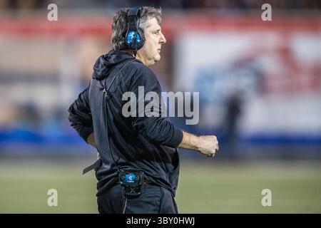 28 décembre 2021 : l'entraîneur-chef des Mississippi State Bulldogs Mike Leach jette un coup d'œil sur la ligne de touche lors du 63e AutoZone Liberty Bowl entre les Mississippi State Bulldogs et les Texas Tech Red Raiders au Liberty Bowl Memorial Stadium à Memphis, Tennessee. Texas Tech bat Mississippi State 34-7. Prentice C. James/CSM(image de crédit : &copy ; Prentice C. James/CSM via ZUMA Wire) Banque D'Images