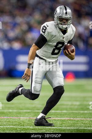 02 janvier 2022 : le quarterback des Raiders de Las Vegas, Marcus Mariota (8 ans), court avec le ballon lors d'un match de football NFL entre les Raiders de Las Vegas et les Colts d'Indianapolis au Lucas Oil Stadium à Indianapolis, Indiana. Las Vegas a battu Indianapolis 23-20. John Mersits/CSM.(image de crédit : &copy ; John Mersits/CSM via ZUMA Wire) Banque D'Images