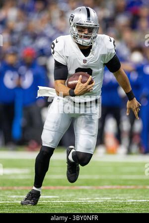 02 janvier 2022 : le quarterback des Raiders de Las Vegas, Marcus Mariota (8 ans), court avec le ballon lors d'un match de football NFL entre les Raiders de Las Vegas et les Colts d'Indianapolis au Lucas Oil Stadium à Indianapolis, Indiana. Las Vegas a battu Indianapolis 23-20. John Mersits/CSM.(image de crédit : &copy ; John Mersits/CSM via ZUMA Wire) Banque D'Images