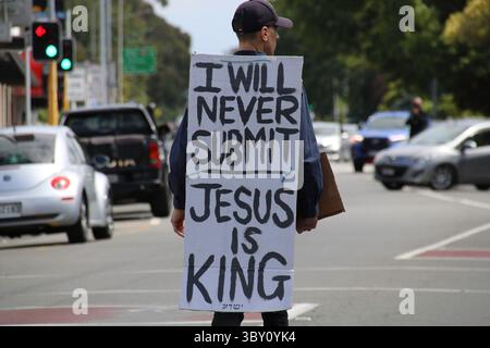 22 janvier 2022, Christchurch, Canterbury, Nouvelle-Zélande : un manifestant est vu au milieu de Papanui rd devant la manifestation antivax avec une pancarte qui dit ''je ne soumettrai jamais, Jésus est Roi''. Les manifestants descendent dans les rues de la banlieue aisée de Merivale pour protester contre la vaccination obligatoire contre Covid19. (Crédit image : © Adam Bradley/SOPA images via ZUMA Press Wire) Banque D'Images