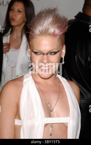 27 FÉVRIER 2002 - K24223AG : BMG GRAMMY PARTY.AT THE ARGYLE HOTEL, WEST HOLLYWOOD, CA 27/02/2002. AMY GRAVES/ 2002.(d).PINK (crédit image : © Amy graves/ZUMA Press Wire) Banque D'Images