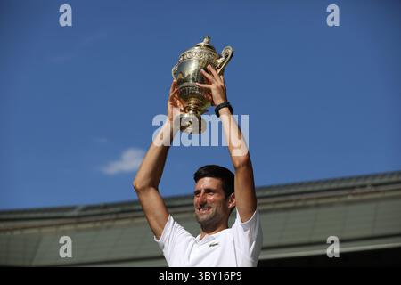 15 juillet 2018, Londres, États-Unis d'Amérique : LONDRES, ANGLETERRE - 15 JUILLET : Novak Djokovic de Serbie célèbre avoir battu Kevin Anderson d'Afrique du Sud pour remporter la finale masculine en simple le treizième jour des Championnats de tennis sur gazon de Wimbledon au All England Lawn Tennis and Croquet Club le 15 juillet 2018 à Londres, Angleterre...personnes : Novak Djokovic (crédit image : © SMG via ZUMA Press Wire) Banque D'Images