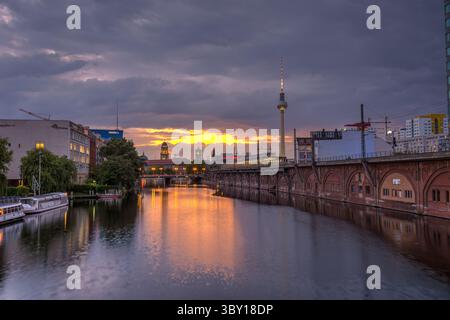 La rivière Spree à Berlin avec la célèbre tour de télévision après le coucher du soleil Banque D'Images