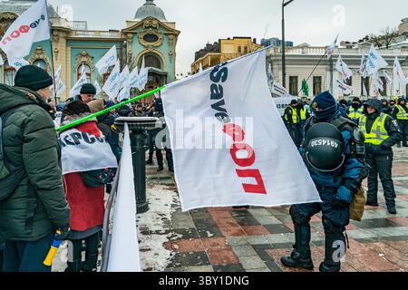 25 janvier 2022, Kiev Ukraine : manifestation des petits entrepreneurs dans l'entrée principale du bâtiment du Parlement de l'Ukraine. Les manifestants réclament un certain soutien au gouvernement et une simplification des exigences fiscales bureaucratiques qui luttent pour leurs affaires. (Crédit image : © Celestino Arce Lavin/ZUMA Press Wire) Banque D'Images