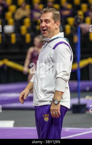 07 janvier 2022 : L'entraîneur-chef de la LSU Jay Clark parle à l'une de ses filles avant l'action de gymnastique de la NCAA entre le centenaire et les Tigres de la LSU au Centre d'assemblage Pete Maravich à Baton Rouge, EN LOUISIANE. Jonathan Mailhes/CSM(image de crédit : &copy ; Jonathan Mailhes/CSM via ZUMA Wire) Banque D'Images