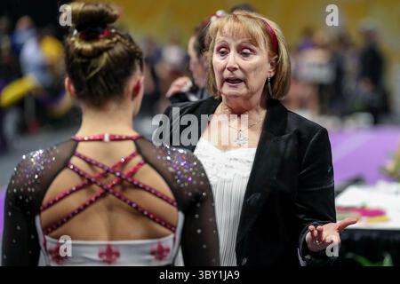 07 janvier 2022 : Jackie Fain, entraîneur-chef du centenaire, parle avec l'une de ses filles lors de l'action de gymnastique de la NCAA entre le centenaire et les Tigres de la LSU au Centre d'assemblage Pete Maravich à Baton Rouge, EN LOUISIANE. Jonathan Mailhes/CSM(image de crédit : &copy ; Jonathan Mailhes/CSM via ZUMA Wire) Banque D'Images