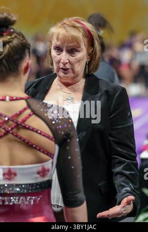 07 janvier 2022 : Jackie Fain, entraîneur-chef du centenaire, parle avec l'une de ses filles lors de l'action de gymnastique de la NCAA entre le centenaire et les Tigres de la LSU au Centre d'assemblage Pete Maravich à Baton Rouge, EN LOUISIANE. Jonathan Mailhes/CSM(image de crédit : &copy ; Jonathan Mailhes/CSM via ZUMA Wire) Banque D'Images