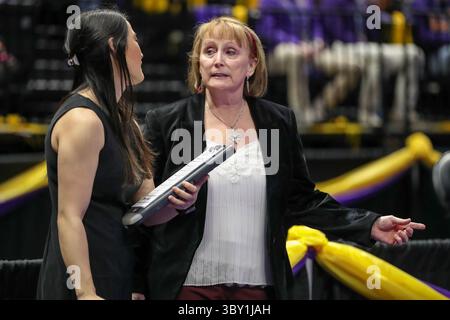 07 janvier 2022 : L'entraîneur-chef du centenaire Jackie Fain parle avec l'entraîneur adjoint Wendy Carey pendant l'action de gymnastique de la NCAA entre le centenaire et les Tigres de la LSU au Centre d'assemblage Pete Maravich à Baton Rouge, EN LOUISIANE. Jonathan Mailhes/CSM(image de crédit : &copy ; Jonathan Mailhes/CSM via ZUMA Wire) Banque D'Images