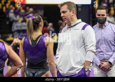 07 janvier 2022 : L'entraîneur-chef de la LSU Jay Clark parle à l'une de ses filles avant l'action de gymnastique de la NCAA entre le centenaire et les Tigres de la LSU au Centre d'assemblage Pete Maravich à Baton Rouge, EN LOUISIANE. Jonathan Mailhes/CSM(image de crédit : &copy ; Jonathan Mailhes/CSM via ZUMA Wire) Banque D'Images