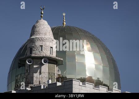 17 janvier 2022, Jérusalem, Israël : la municipalité de Jérusalem a déposé une demande d’ordonnance judiciaire pour démolir un nouveau dôme doré, une maquette du mont du temple Haram Al Sharif, au sommet de la mosquée Al Rahman dans le quartier Beit Safafa de Jerusalemâ€™s. La municipalité a fondé sa demande en prétendant que le nouveau dernier étage et le nouveau dôme ont été construits sans permis ni inspection des ingénieurs municipaux et constituent une menace pour la sécurité publique. (Crédit image : © Nir Alon/ZUMA Press Wire) Banque D'Images