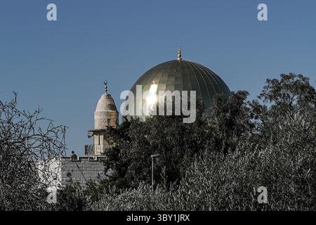 17 janvier 2022, Jérusalem, Israël : la municipalité de Jérusalem a déposé une demande d’ordonnance judiciaire pour démolir un nouveau dôme doré, une maquette du mont du temple Haram Al Sharif, au sommet de la mosquée Al Rahman dans le quartier Beit Safafa de Jerusalemâ€™s. La municipalité a fondé sa demande en prétendant que le nouveau dernier étage et le nouveau dôme ont été construits sans permis ni inspection des ingénieurs municipaux et constituent une menace pour la sécurité publique. (Crédit image : © Nir Alon/ZUMA Press Wire) Banque D'Images
