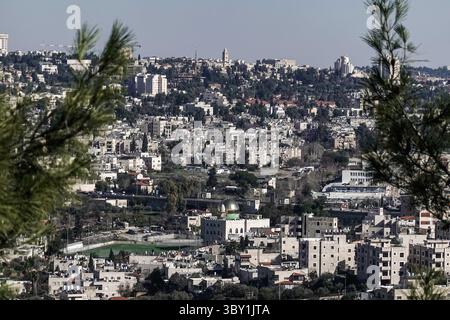 17 janvier 2022, Jérusalem, Israël : la municipalité de Jérusalem a déposé une demande d’ordonnance judiciaire pour démolir un nouveau dôme doré, une maquette du mont du temple Haram Al Sharif, au sommet de la mosquée Al Rahman dans le quartier Beit Safafa de Jerusalemâ€™s. La municipalité a fondé sa demande en prétendant que le nouveau dernier étage et le nouveau dôme ont été construits sans permis ni inspection des ingénieurs municipaux et constituent une menace pour la sécurité publique. (Crédit image : © Nir Alon/ZUMA Press Wire) Banque D'Images