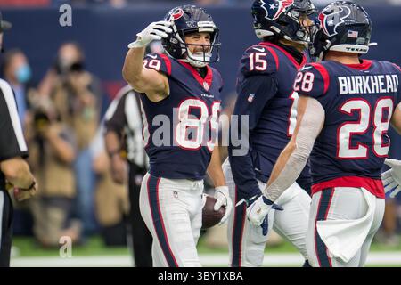 9 janvier 2022 : le receveur Danny Amendola (89 ans) célèbre sa prise de touchdown avec ses coéquipiers lors du 4e quart-temps d'un match de football NFL entre les Titans du Tennessee et les Texans de Houston au NRG Stadium de Houston, Texas. Les Titans ont gagné le match 28 à 25...Trask Smith/CSM(Credit image : &copy ; Trask Smith/CSM via ZUMA Wire) Banque D'Images