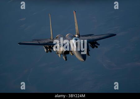 Un F-15E Strike Eagle de l'US Air Force revient pour patrouiller au-dessus de la zone de responsabilité du commandement central des États-Unis, le 7 juillet 2025. Le F-15E Strike Banque D'Images