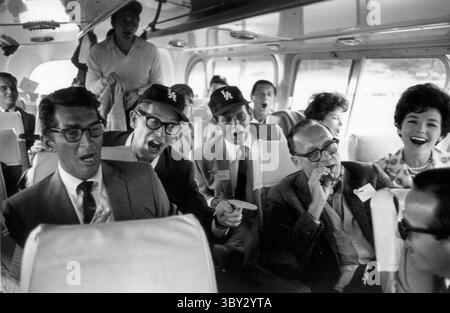 20 MARS 2001 - ANNIVERSAIRE DE MILTON BERLE. CHAQUE ANNÉE BERLE FAISAIT VOYAGER SES AMIS EN BUS JUSQU'AU STADE DODGERS À L.A. POUR SON ANNIVERSAIRE. LES INVITÉS INCLUENT DEAN MARTIN, DAVID JANSSEN, JACK BENNY, POLLY BERGEN. . DON ORNITZ/(crédit image : © Globe photos/ZUMA Wire) Banque D'Images
