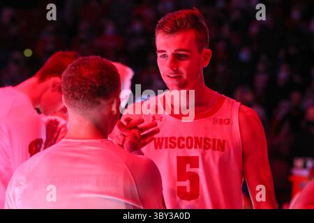 13 janvier 2022 : L'attaquant des Wisconsin Badgers Tyler Wahl (5 ans) lors du match de basket-ball de la NCAA entre les Buckeyes de l'État de l'Ohio et les Wisconsin Badgers au Kohl Center de Madison, WISCONSIN. Darren Lee/CSM(image de crédit : &copy ; Darren Lee/CSM via ZUMA Wire) Banque D'Images