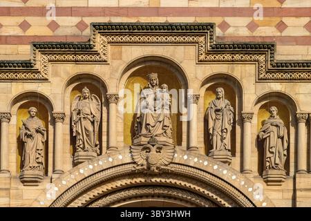 Sculptures des cinq saints patrons sur la façade de la cathédrale de Speyer à Speyer, Rhénanie-Palatinat, Allemagne Banque D'Images