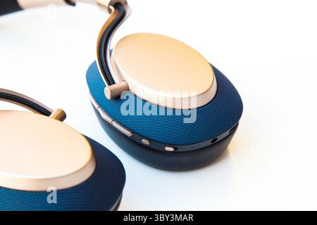 Casque sans fil Bowers et Wilkins sur fond blanc. Banque D'Images