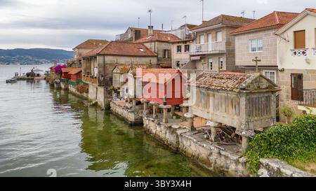 Antenne du village de Combarro avec Horreos sur la Ria de Pontevedra, Galice Banque D'Images