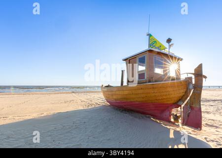 Bateau de pêche sur la plage d'Ahlbeck, île d'Usedom, Mecklembourg-Poméranie occidentale, Allemagne Banque D'Images