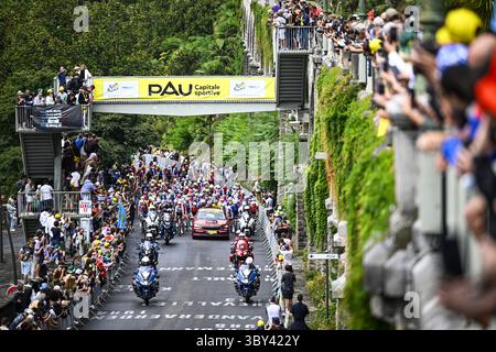 Pau, France. 19 juillet 2025. Le peloton représenté sous la bannière Pau au au départ de l'étape 14 du Tour de France 2025, de Pau à Luchon-Superbagneres (183 km), le samedi 19 juillet 2025 en France. La 112ème édition du Tour de France débute le samedi 5 juillet à Lille, France, et se terminera à Paris, France, le 27 juillet. BELGA PHOTO JASPER JACOBS crédit : Belga News Agency/Alamy Live News Banque D'Images