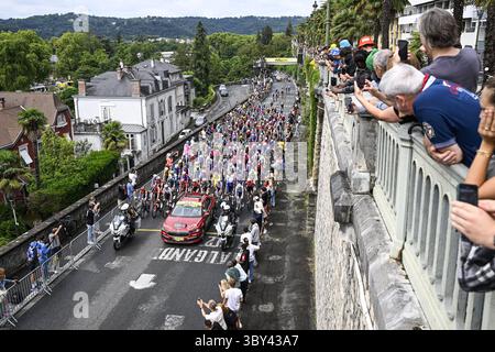Pau, France. 19 juillet 2025. Le peloton photographié au départ de l’étape 14 du Tour de France 2025, de Pau à Luchon-Superbagneres (183 km), le samedi 19 juillet 2025 en France. La 112ème édition du Tour de France débute le samedi 5 juillet à Lille, France, et se terminera à Paris, France, le 27 juillet. BELGA PHOTO JASPER JACOBS crédit : Belga News Agency/Alamy Live News Banque D'Images