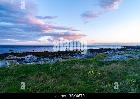 Norvège, île de Værøy, automne, lever du soleil, Moskenesstraumen, courant de marée, plage, mer, vue sur les îles Lofoten Banque D'Images