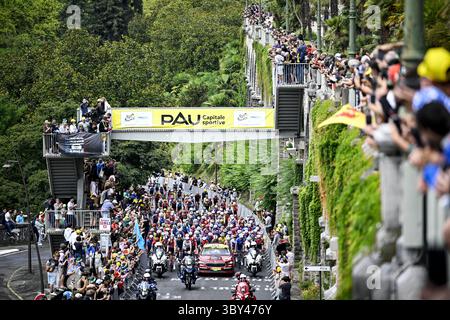 Pau, France. 19 juillet 2025. Le peloton représenté sous la bannière Pau au au départ de l'étape 14 du Tour de France 2025, de Pau à Luchon-Superbagneres (183 km), le samedi 19 juillet 2025 en France. La 112ème édition du Tour de France débute le samedi 5 juillet à Lille, France, et se terminera à Paris, France, le 27 juillet. BELGA PHOTO JASPER JACOBS crédit : Belga News Agency/Alamy Live News Banque D'Images