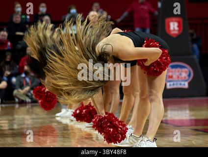 17 février 2022, Piscataway, New Jersey, États-Unis : les cheerleaders des Rutgers Scarlet Knights se produisent lors d'un timeout lors du Big Ten basketball entre les Illinois Fighting Illini et les Rutgers Scarlet Knights à Jersey Mikes Arena à Piscataway, New Jersey, le mercredi 16 février 2022. Rutgers bouleverse #12 Illinois 70-59. Duncan Williams/CSM(crédit image : Banque D'Images