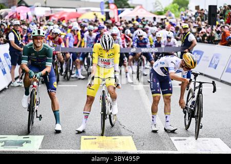 Pau, France. 19 juillet 2025. Photo prise au départ de l'étape 14 du Tour de France 2025, de Pau à Luchon-Superbagneres (183 km), le samedi 19 juillet 2025 en France. La 112ème édition du Tour de France débute le samedi 5 juillet à Lille, France, et se terminera à Paris, France, le 27 juillet. BELGA PHOTO JASPER JACOBS crédit : Belga News Agency/Alamy Live News Banque D'Images